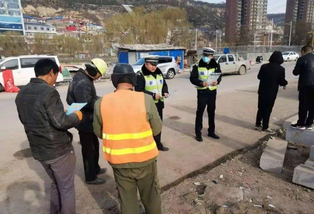 活动中,民警通报了近段时期辖区道路交通事故发生情况及道路交通安全