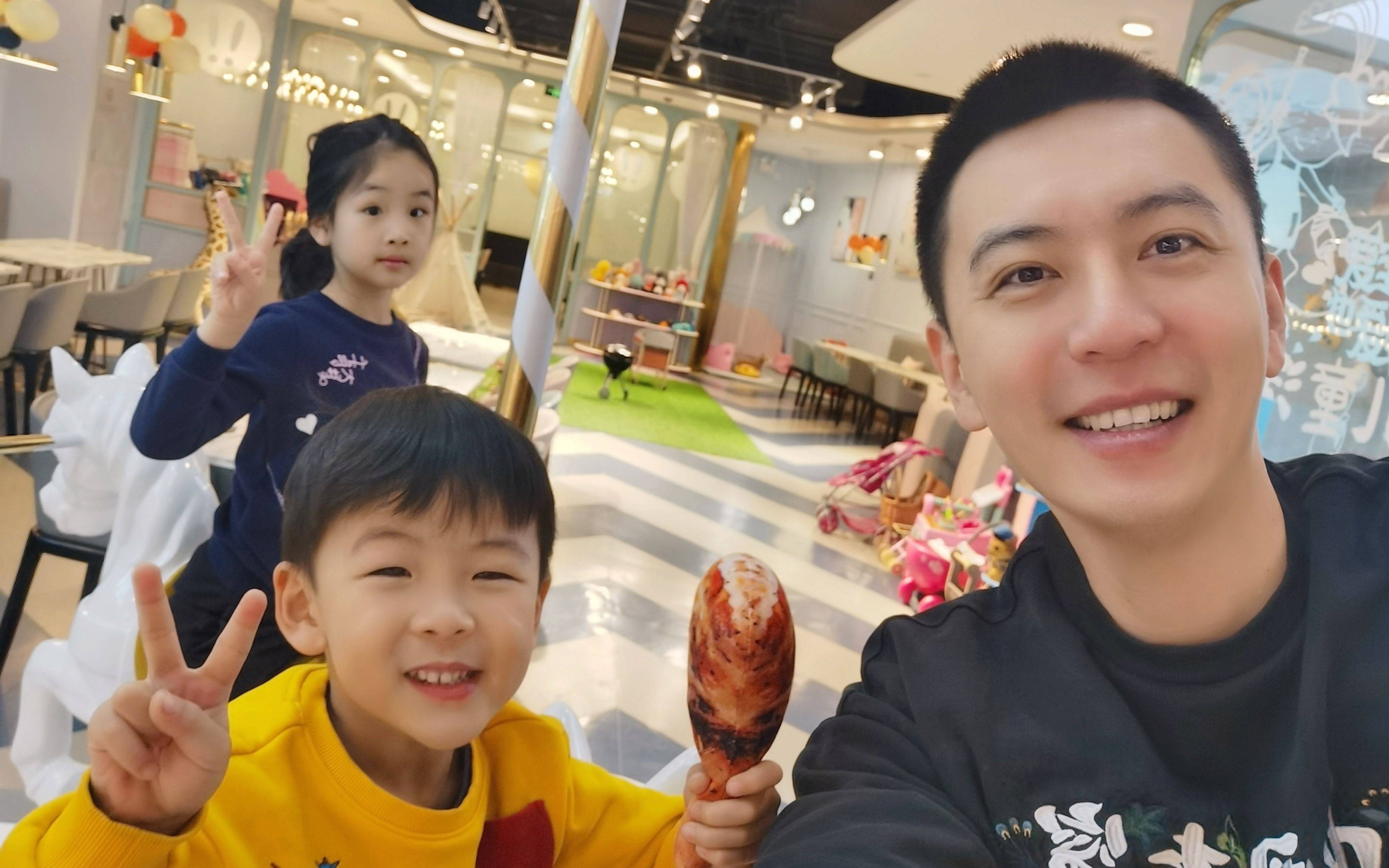 "人生赢家"本月幸福升级,27岁的翟晓川这次亲眼见证了二孩的诞生,终于