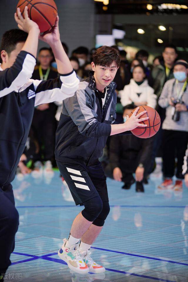 邓伦一袭运动装现身活动手拿篮球男友力超man