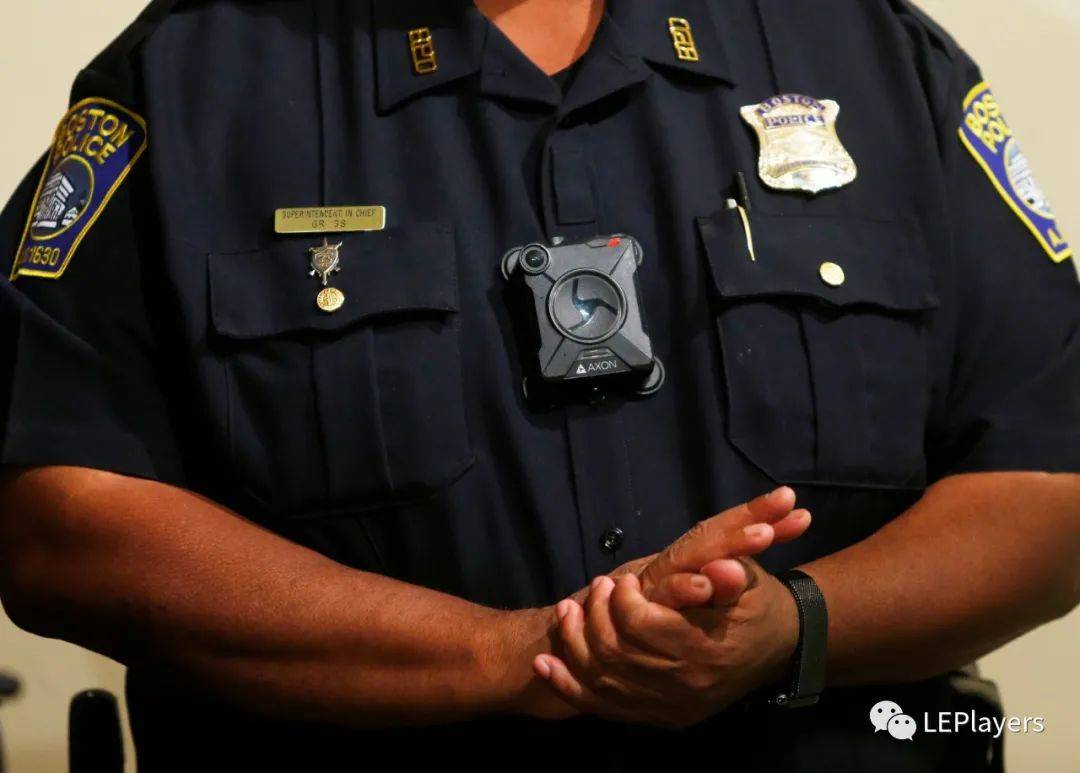 【执法记录仪实录】纽约市街头警匪枪战,一名嫌犯身亡