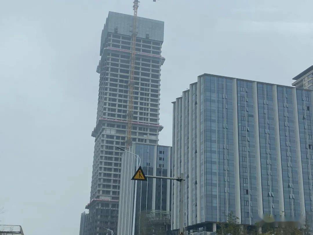 216米绿地朝阳中心超高层正式封顶
