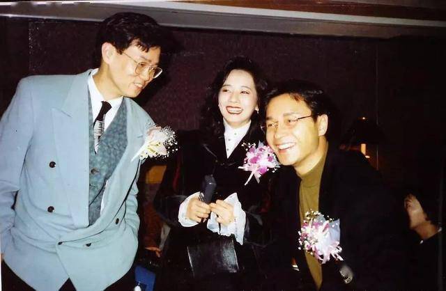 徐文娟在1970年相识,之后结婚并生下一儿一女,能看出黄百鸣妻子年轻时