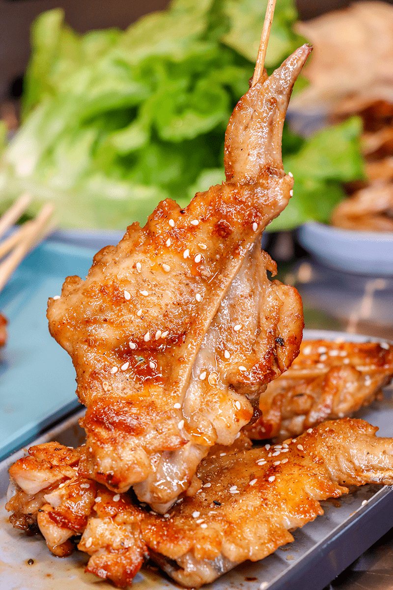 烤鸡翅吃的时候一定不要用手剥壳,先用嘴巴在表面嘬一口,再咬下一口虾