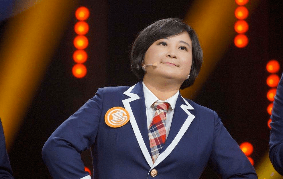 38岁贾玲最新生图曝光身材壮到顶两个助理发福胖到已经认不出