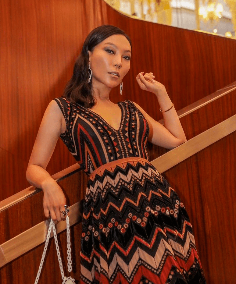 章泽天聚会合影竟镶边真正c位被扒来头不小被称中国第一名媛