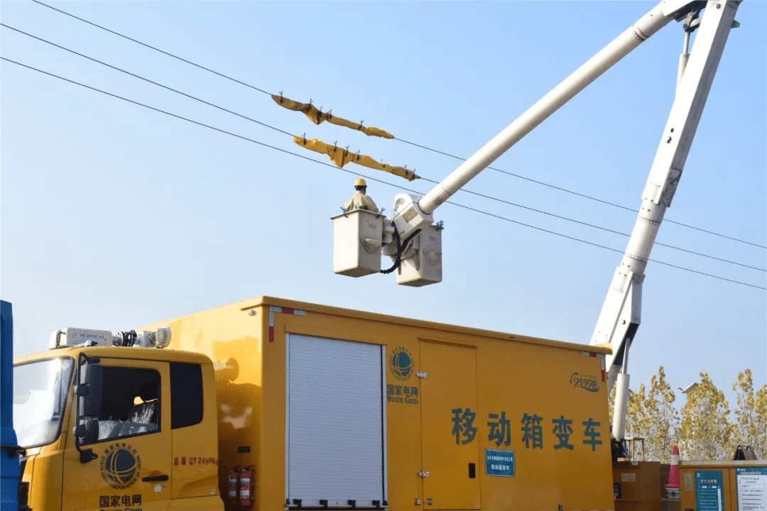 连接旁路柔性电缆,经检查连接可靠后合上旁路开关,该线路负荷顺利旁路