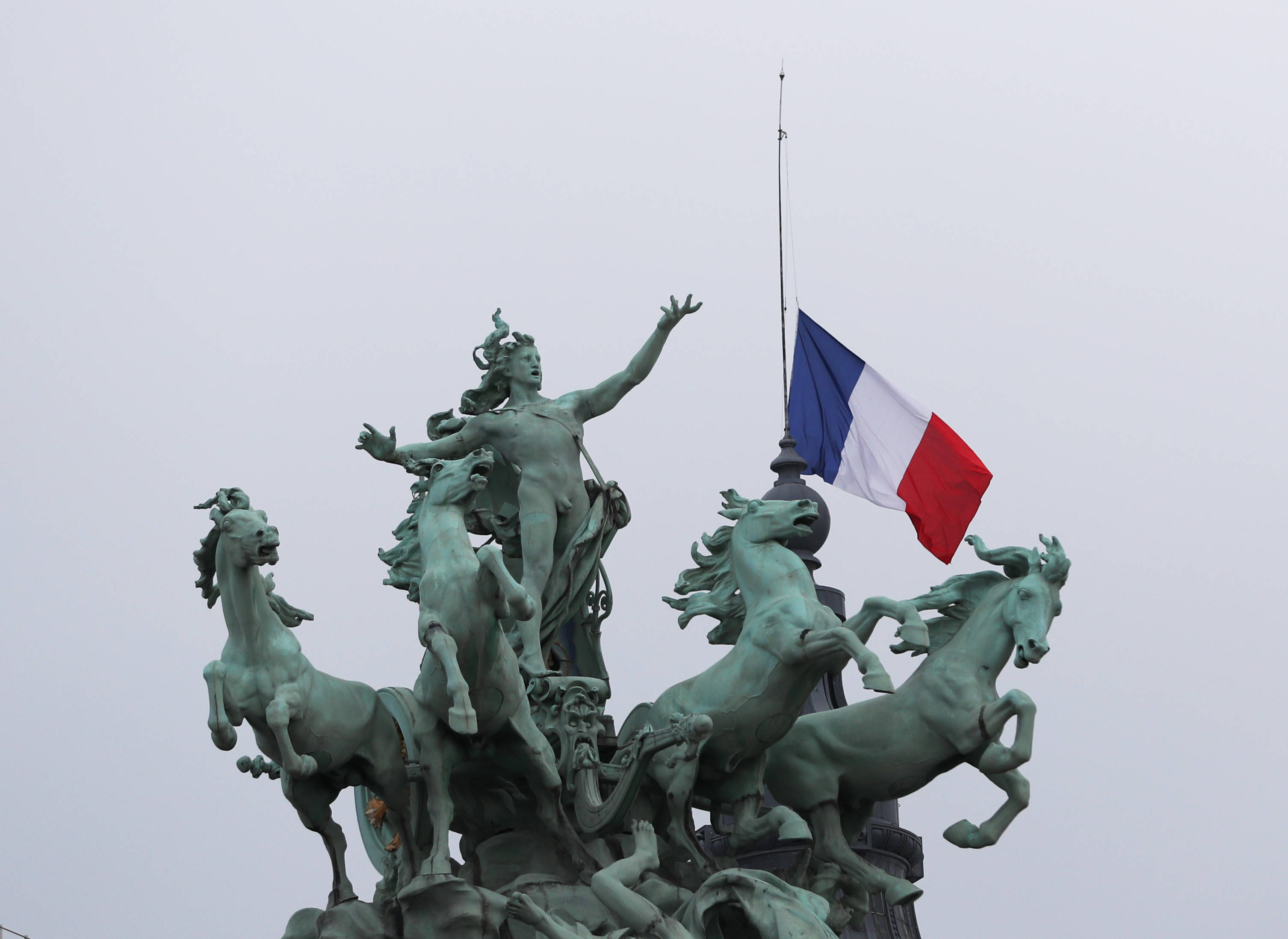 12月9日,法国巴黎大皇宫博物馆降半旗,悼念2日逝世的前总统德斯坦.