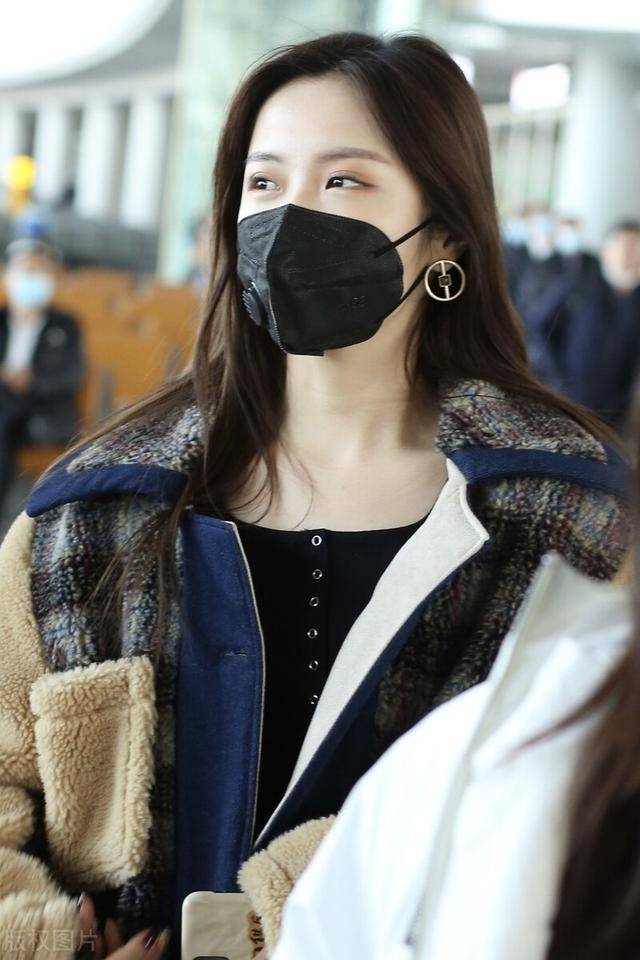 硬糖少女303王艺瑾现身机场精致打扮肤白美少女一枚