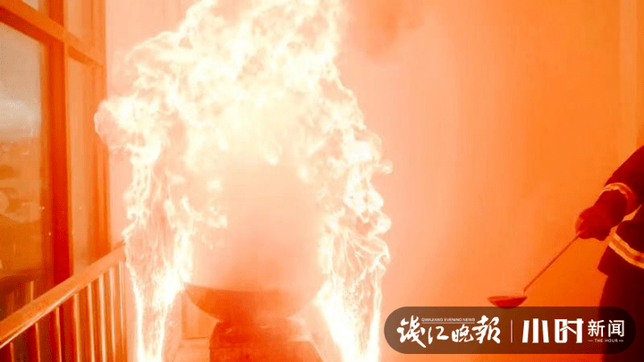 恐怖丽水女子错误灭火厨房瞬间被火吞噬