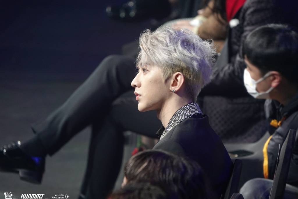 银发蔡徐坤永远滴神时尚先生盛典红毯及内场高清饭拍分享