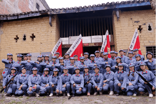 42位红军战士在黄绍谦故居前合影留念,走完红军路后