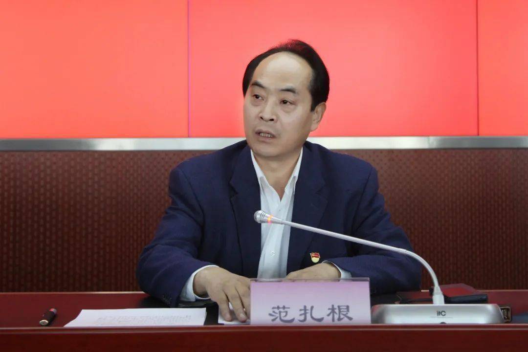 12月4日上午,省委宣传部讲师团副团长马斌毅以"开启全面建设社会主义
