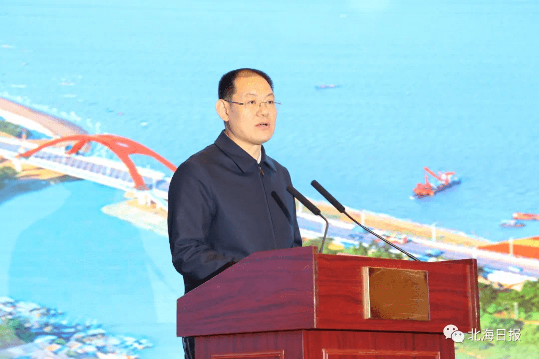 中共北海市委常委,宣传部部长刘伯贤介绍北海发展情况.