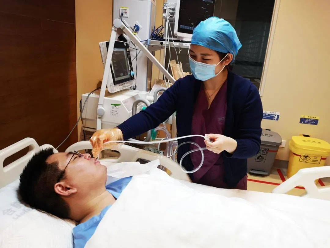 体验者:王欢医师模拟背景:重症肌无力患者自主咳痰无力,予经口吸痰