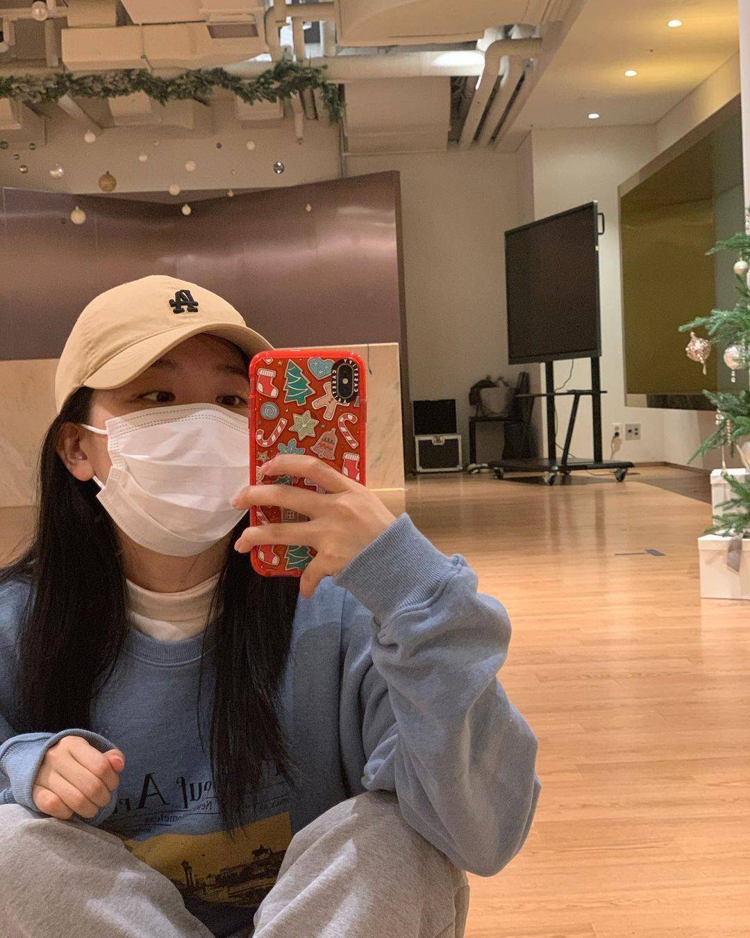 red velvet涩琪上传练习室镜子自拍.准备回归?