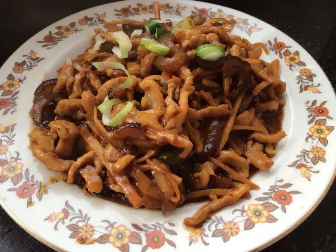 烧三丝肉皮冻素什锦炸小银鱼水爆肚熬旱萝卜香椿炒鸡蛋烧目鱼干炸马口