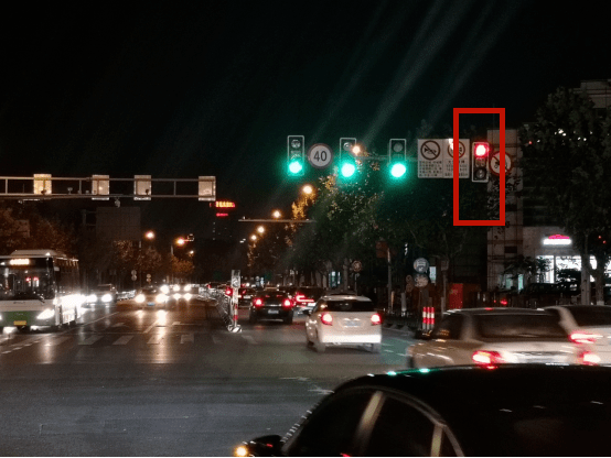 奉贤交警提醒您非机动车左转请看左转非机动车信号灯