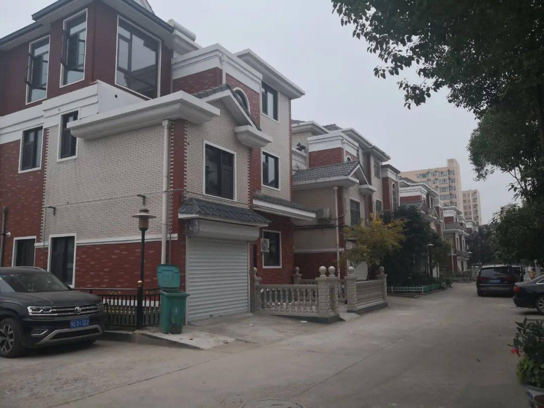 名仕花园6室2厅4卫,双拼别墅,2层半,售价275万,证满2年