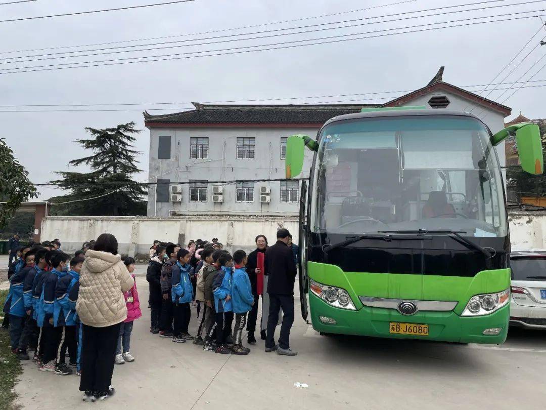 流动书香共享阅读宜图流动图书车进校园活动持续进行中