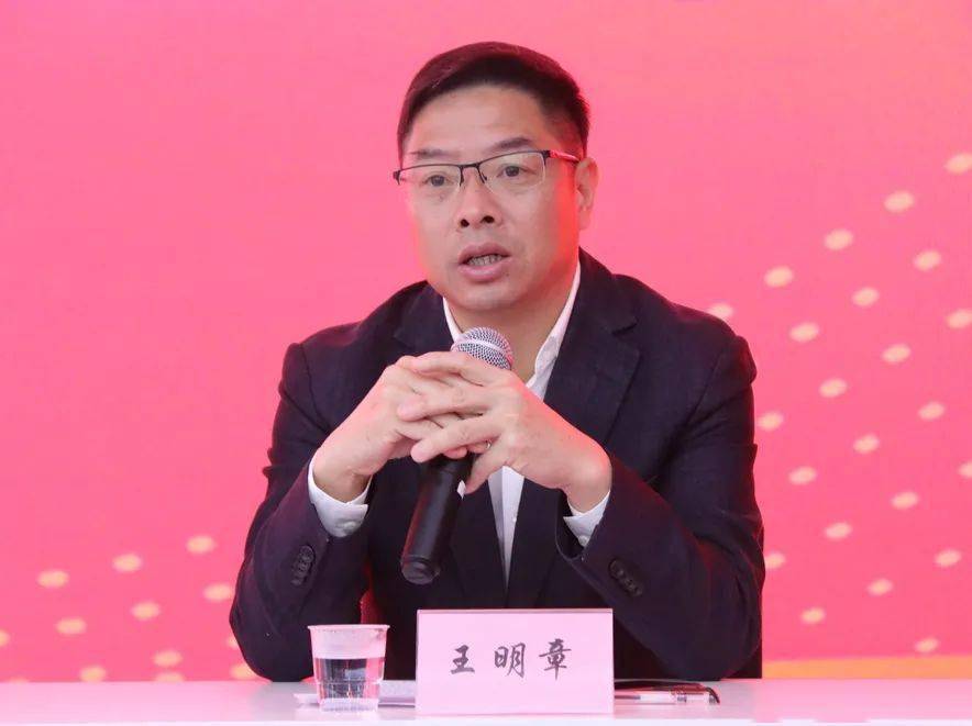 镇长王明章主持会议,并表示各级各部门要坚持政治导向,坚持问题导向