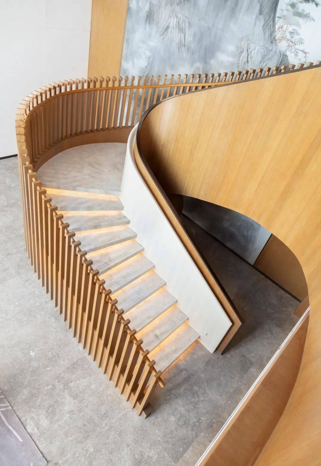 石材旋转楼梯展现出空间灵动性和韵律感