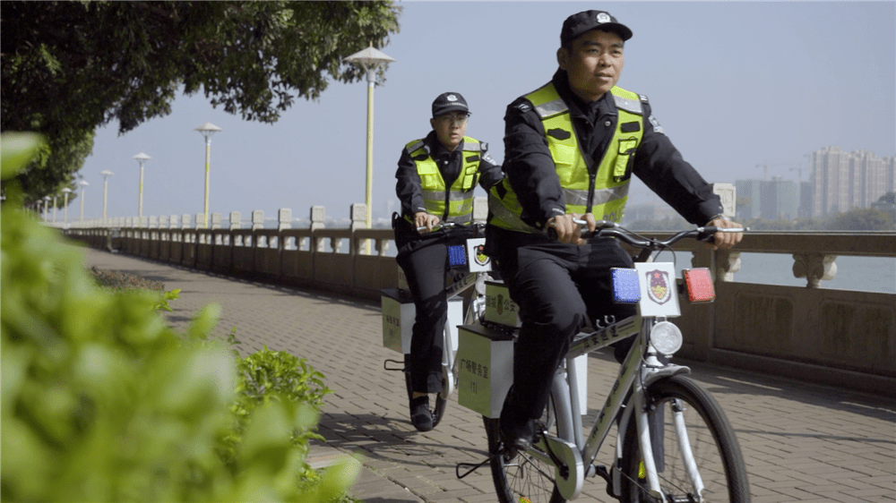 他来了他来了河源警察蜀黍骑着警用自行车来为你服务了