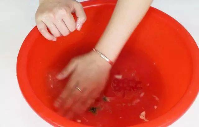 淘米水加牙膏原来还有这作用解决了大多数女士的烦恼