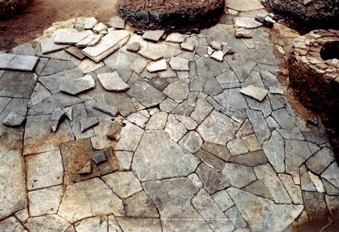 南越王宫署遗址里有个花园,有一个大的水池,这个石砌水池池壁的冰裂纹