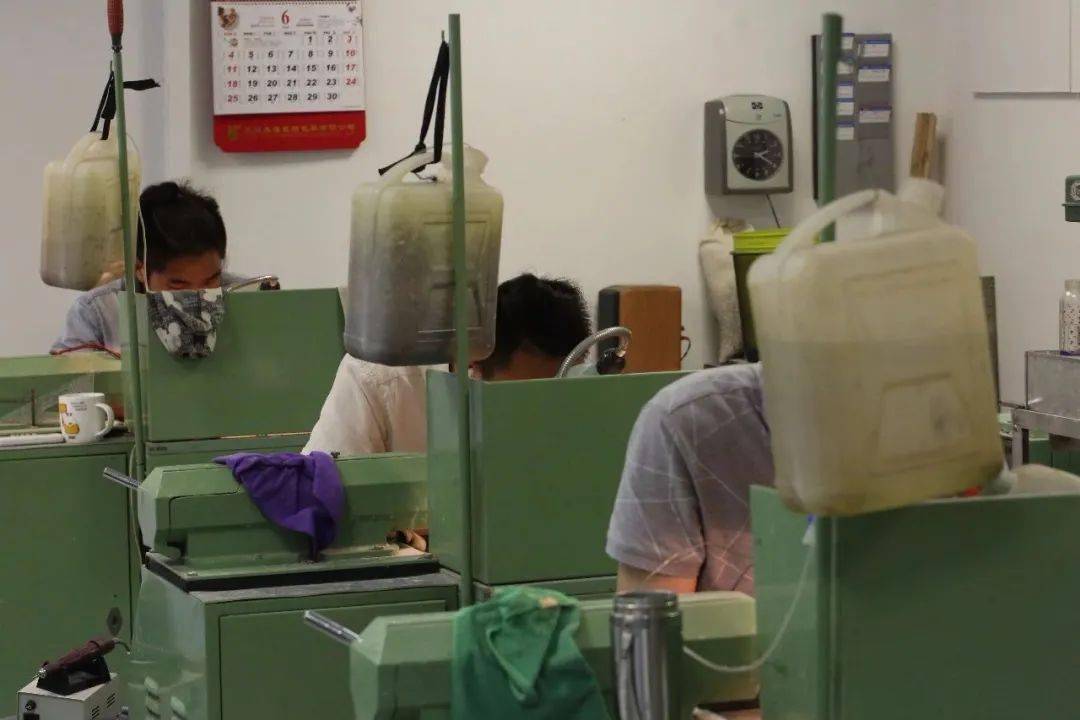 噪音,对于从事玉雕工作的人不可避免的,如果你去过玉雕工作室或工厂的