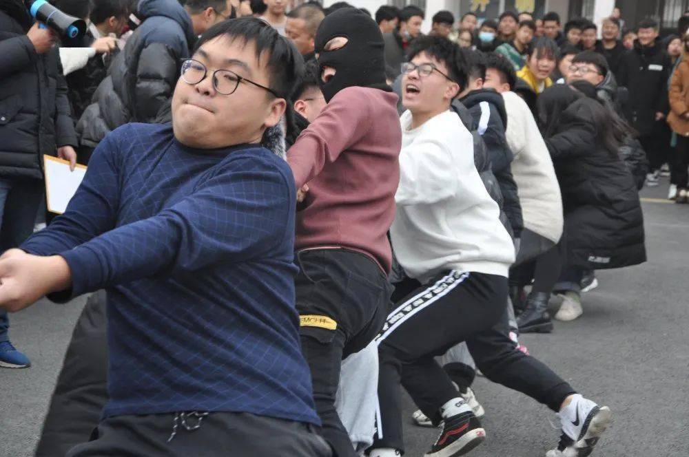 仙桃市田家炳实验高中举办第四届艺体节高三解压拔河比赛