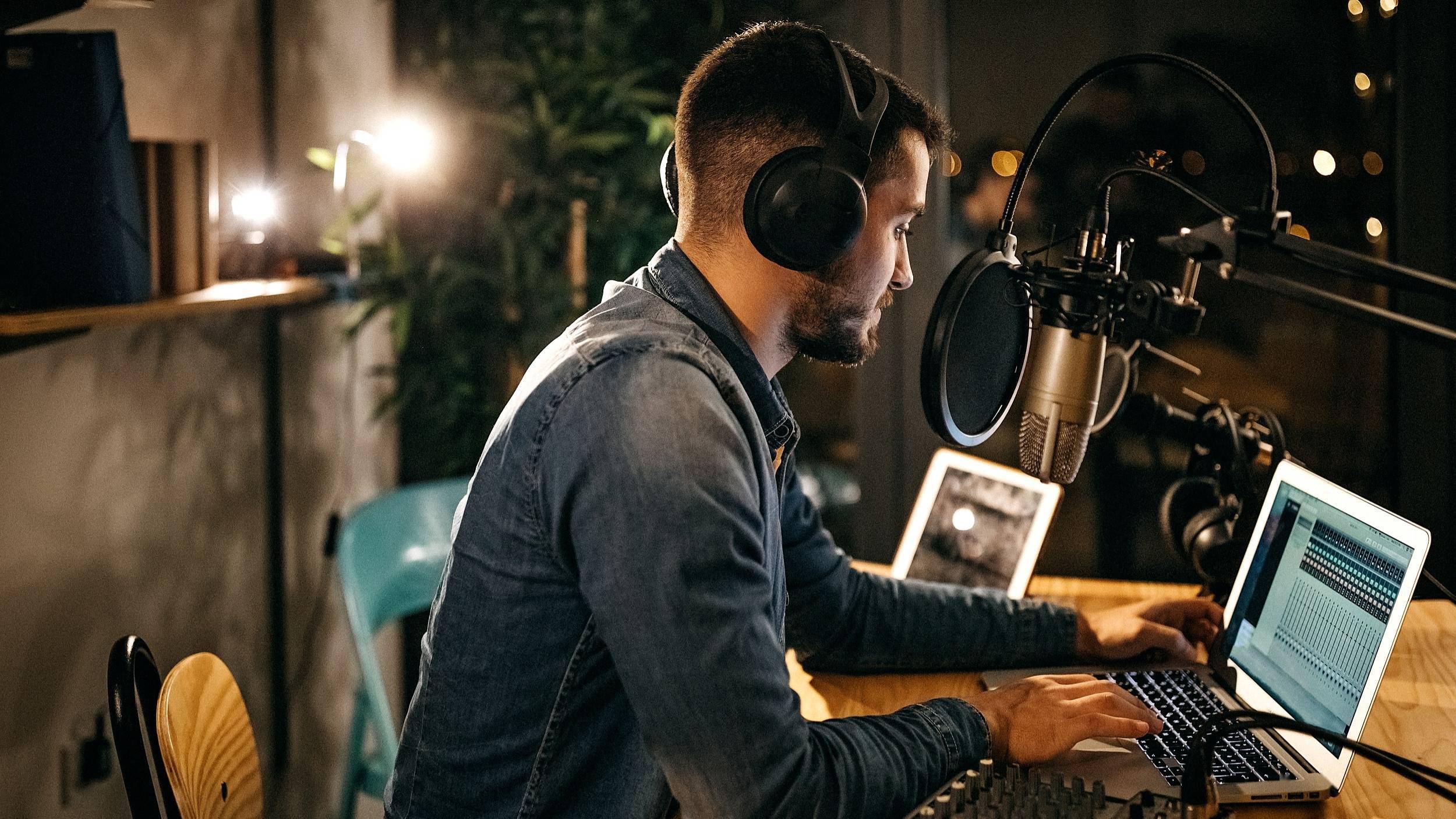 巨头盯上了播客