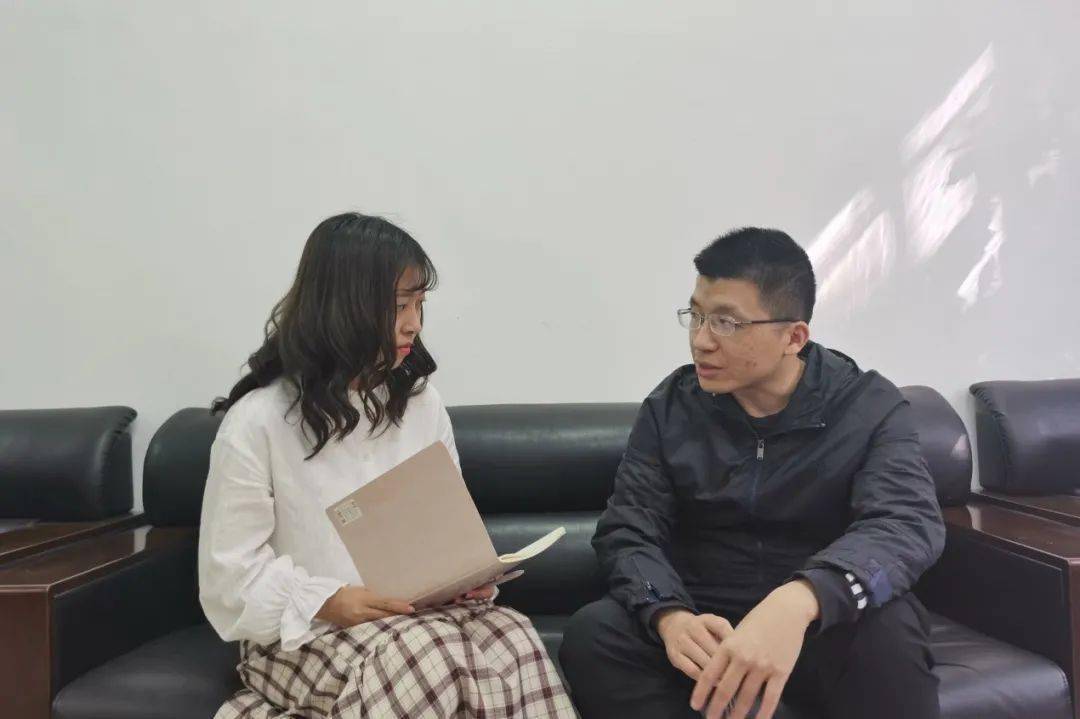 "曹晖老师这时温柔地说道:"我来上海大学遇到的研究生都还蛮好相处的