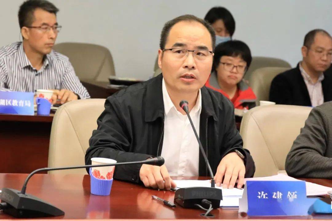 深圳市教育局副局长许建领深圳市教育局高度重视本次论证会,许建领副