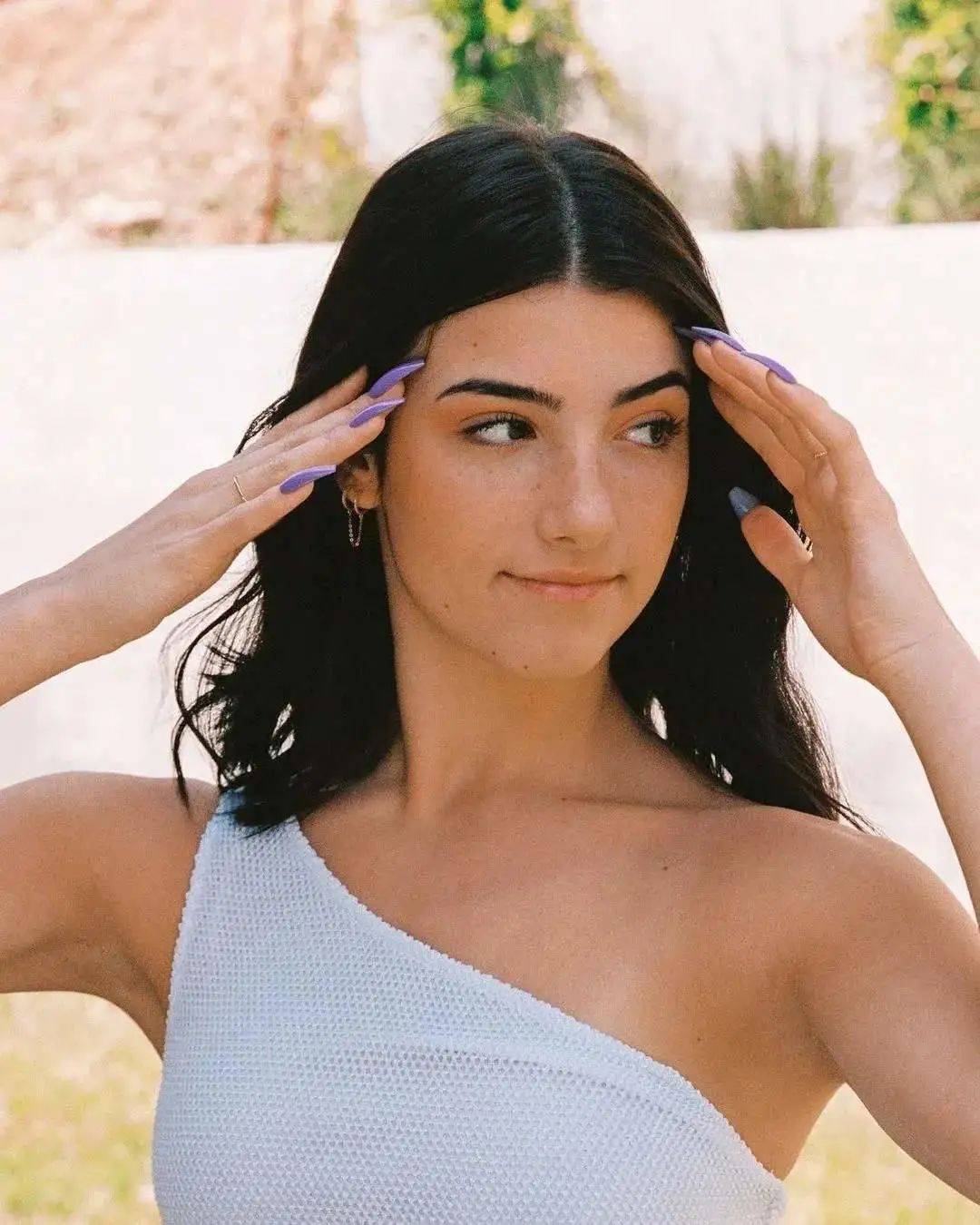 16岁美国高中生成"顶级网红",仅一年时间粉丝数破亿!_charli