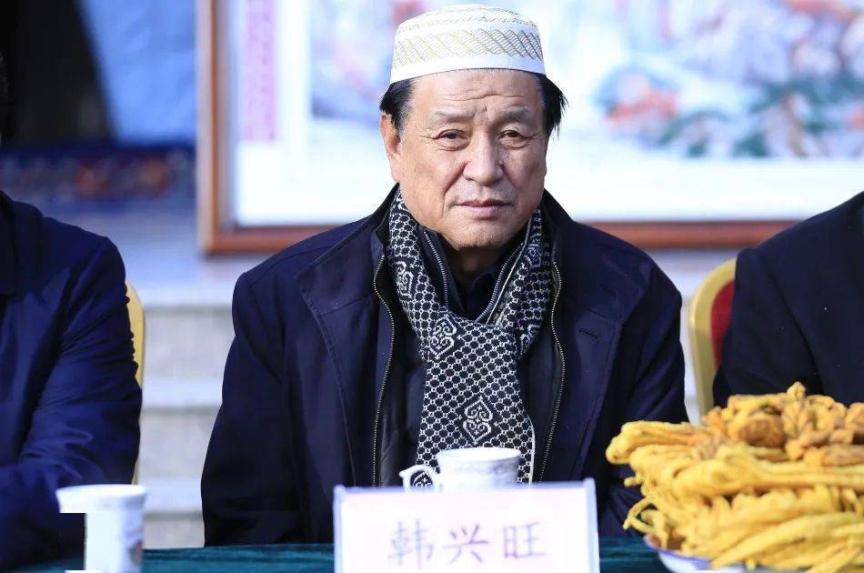 街子镇党委书记 韩平良 主持会议会上,县委统战部副部长,县民宗局局长