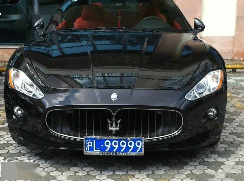 沪l99999在玛莎拉蒂gt上,车龄十年左右了,当年指导价268.8万到302.