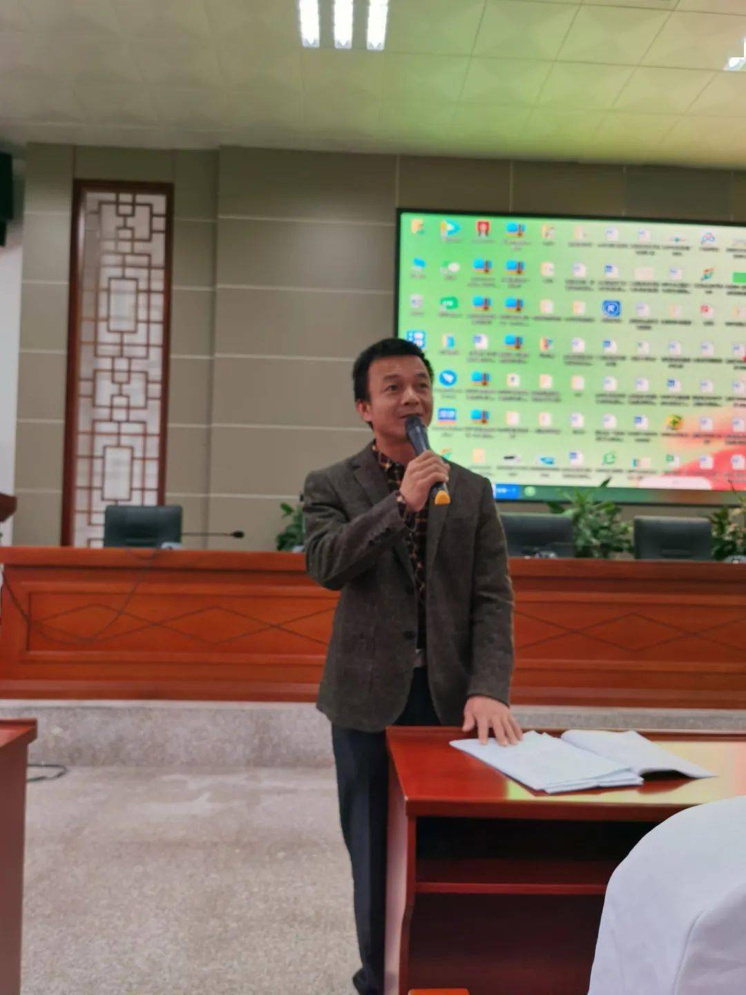 于都二中的杨庆华老师点评了李德志科长和钟晨老师的课.