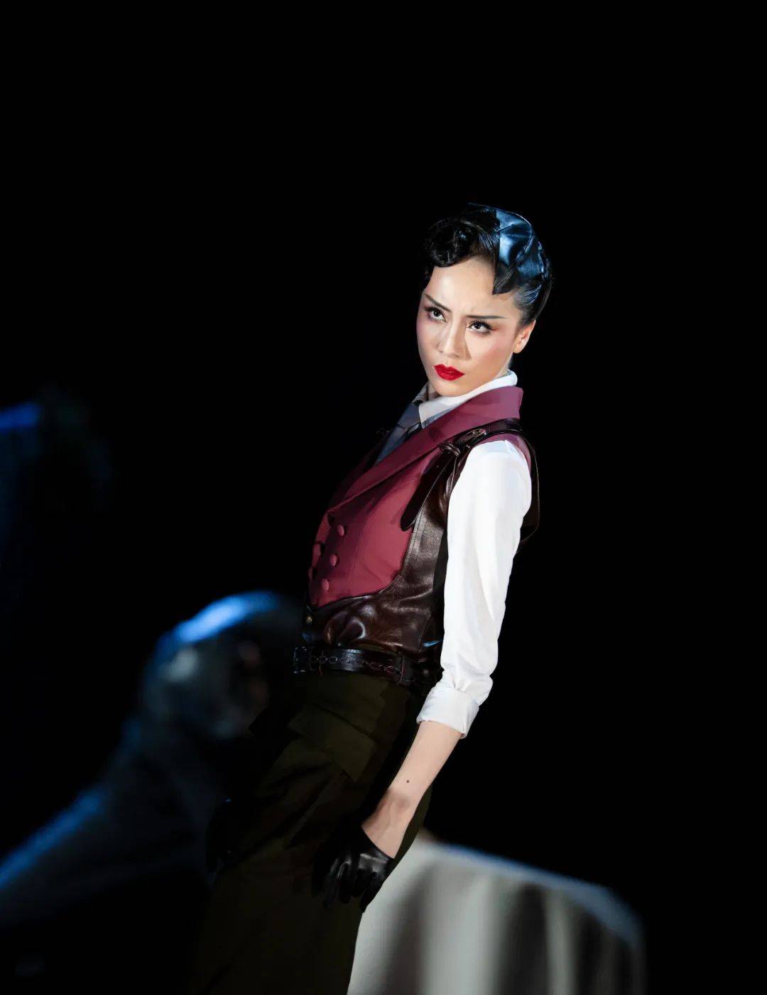 冷雨中穿梭的黑衣人,报社里潜藏的间谍特务,裁缝师徒,卖花姑娘,甚至