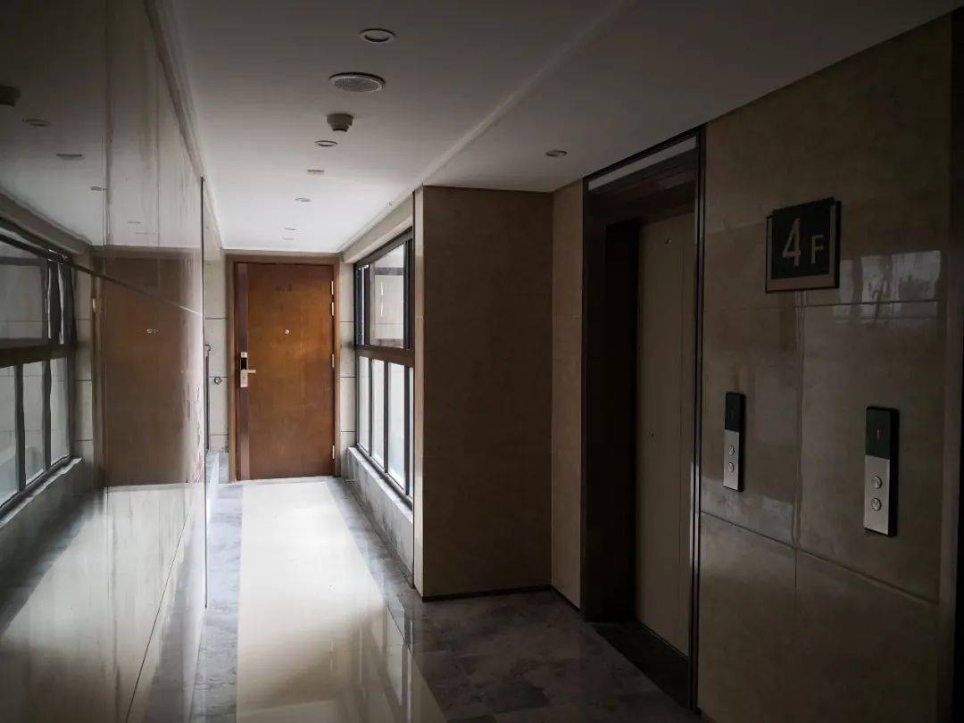 房子刚交付邻居就把家门口的公共走廊封起来了你家小区有这种情况吗