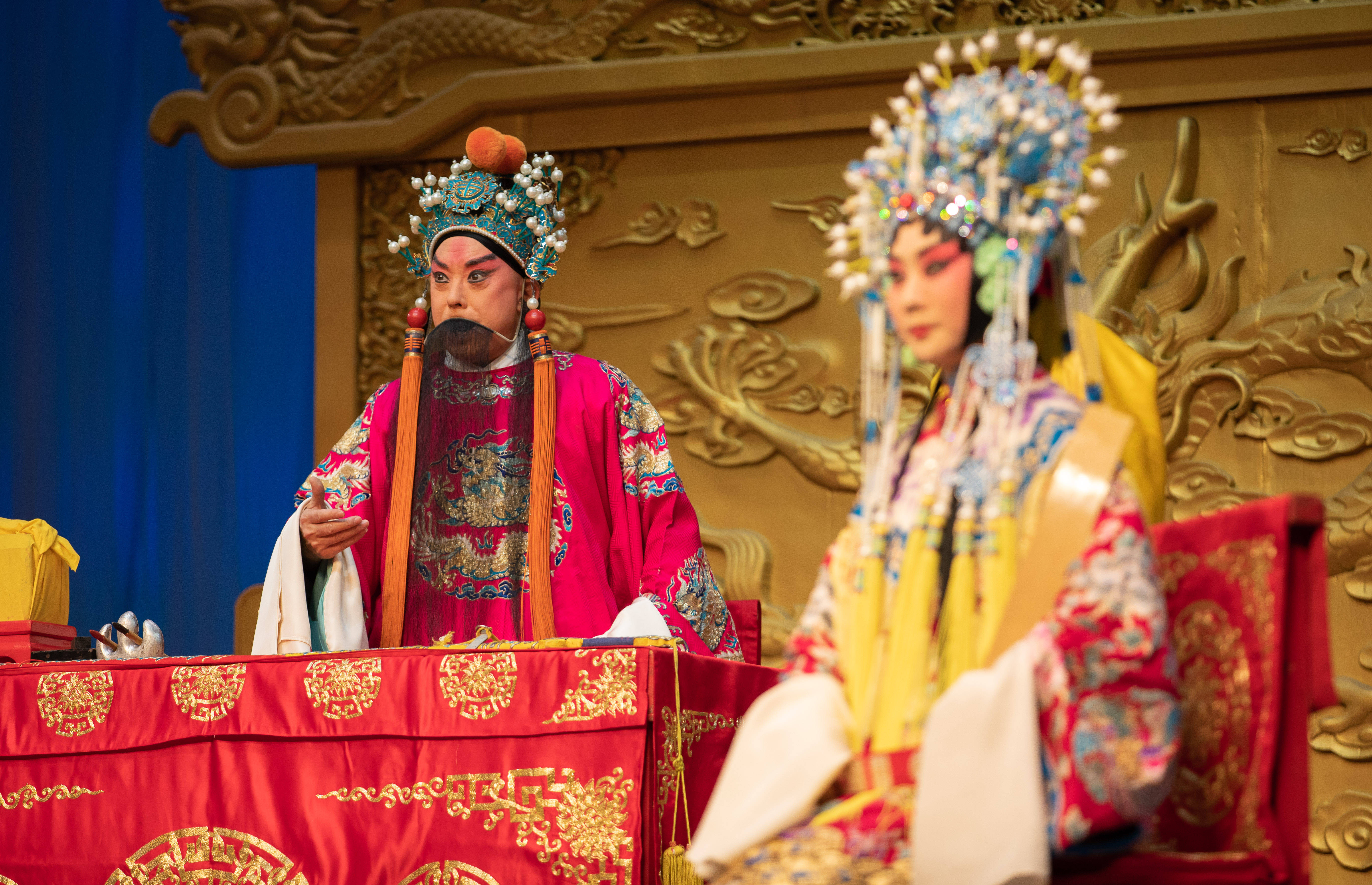 12月13日,京剧表演艺术家于魁智(左),李胜素在表演京剧《大登殿》