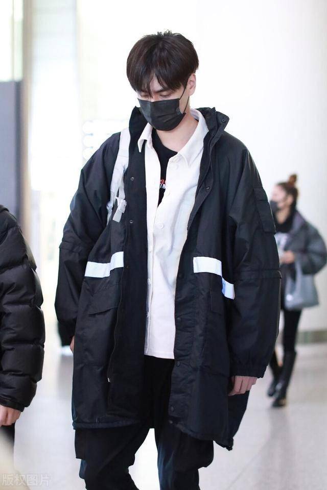 胡一天穿衬衫外搭夹克现身机场清新男神的独特气质惹人喜欢