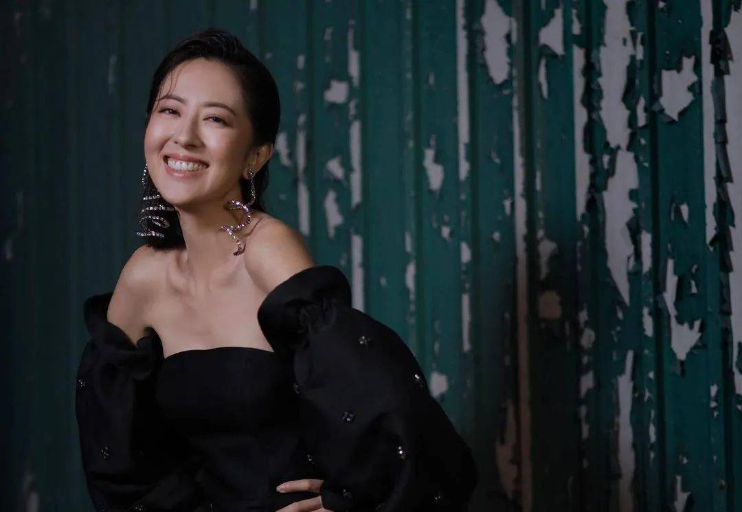 唐诗咏轻露美腿性感不失知性,网民激赞:美得让人感到幸福_手机搜狐网