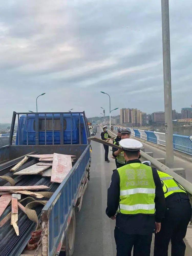 藤县西江大桥惊现铁钉板群众报警后交管大队迅速处置