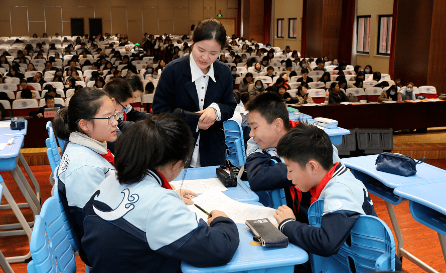 文澜中学的叶硕老师也为本堂写作课创设了真实具体的情境:闻涛中学"