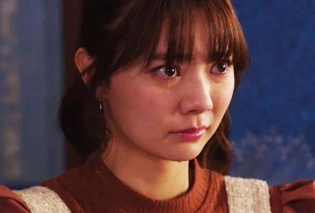 不过在14话中,女主须藤芽依却开启了颜艺爆发模式,各种夸张表情和动作
