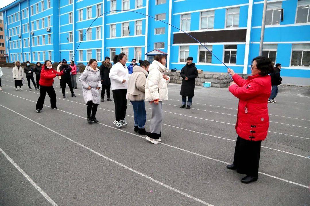 团结协作奋勇争先通钢二中举行教师跳绳比赛活动