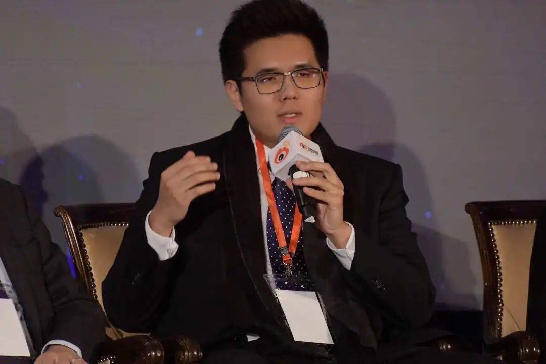 william ren的原名叫任宇飞,他1991年出生于青岛, 12岁的时候随家人