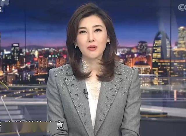 李红气质不输董卿,西装配内卷秀发端庄优雅,不愧是"央视女神"