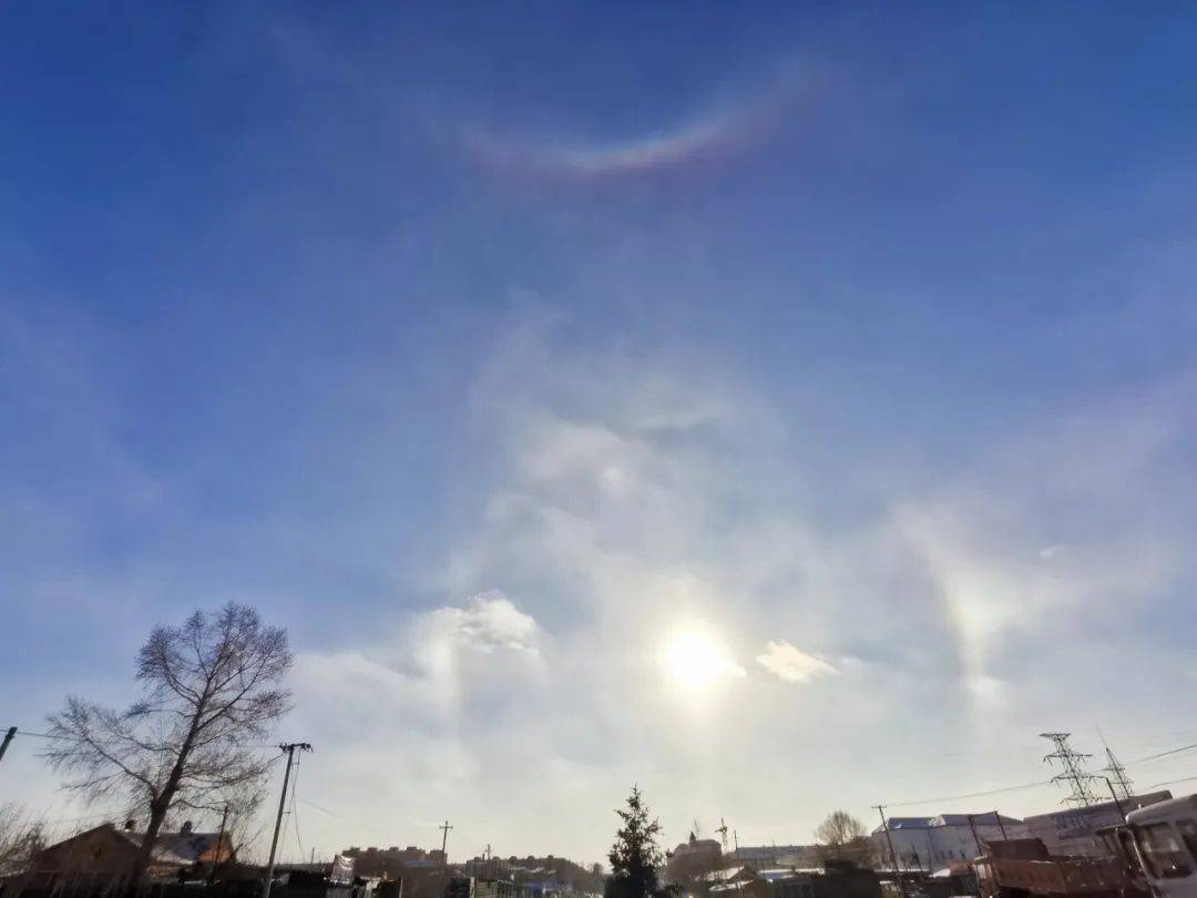 牙克石市同时出现幻日环天顶弧奇观