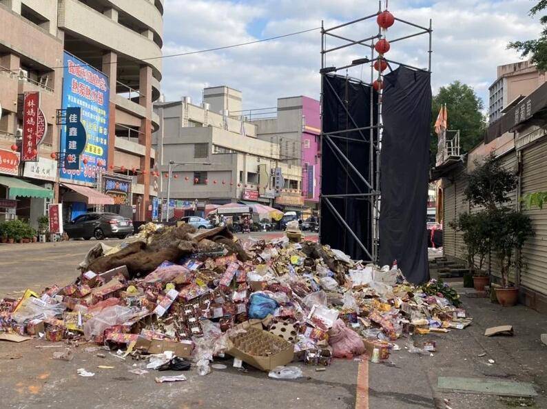 深夜烟花垃圾满街随地便溺台庙会失序致民众崩溃